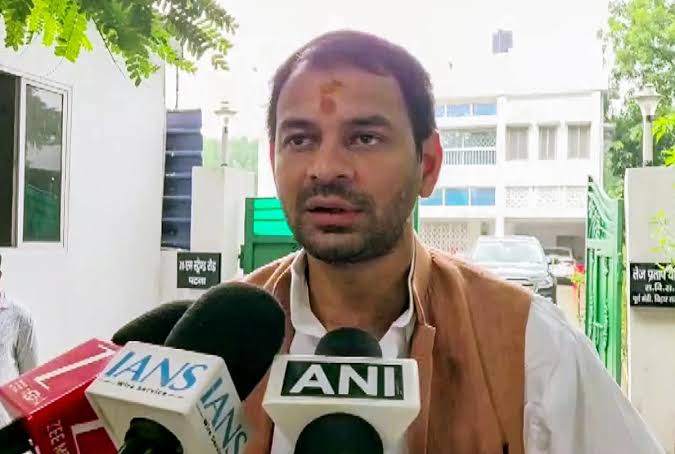 Tej Pratap Yadav addressing media reporters regarding Bihar student protests