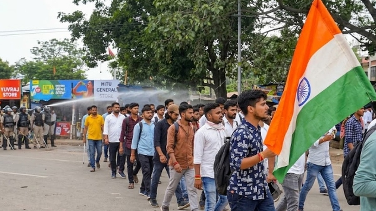 Protesters carrying National Flag near police barricades during Ranchi Vidhan Sabha gherao