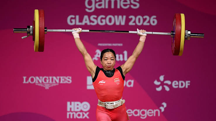 Mirabai Chanu executing her powerful Clean and Jerk lift overhead at Glasgow 2026