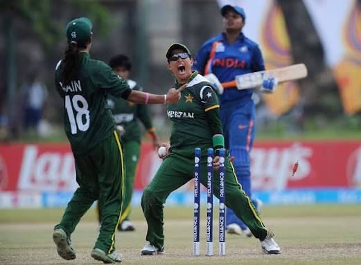 Pakistan Women cricket squad standing in huddle during international match