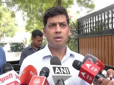 Dr. Shrikant Shinde speaking to news media microphones
